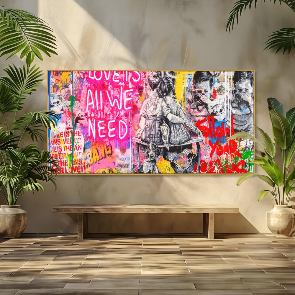 Tablou canvas cu tablou canvas cu graffiti si cuplu pe banca, in rama de aluminiu auriu